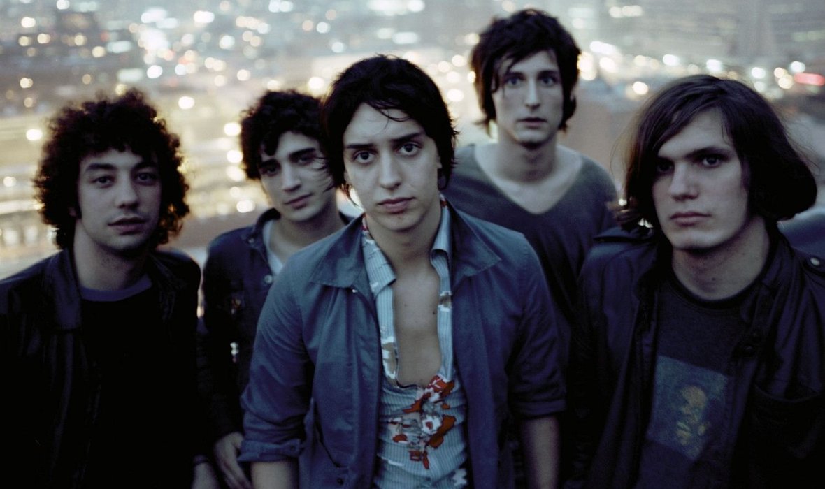 C_MEETMEINTHEBATHROOM_STILLS_THESTROKES_CREDIT-COLIN-LANE_3