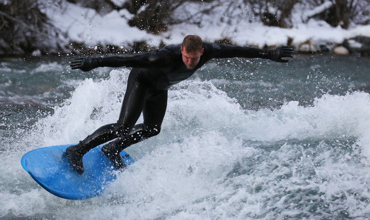 SURF ANYWHERE Kananaskis Jacob Kelly Quinlan surfing 4x6_Photo by Desiree Bilon